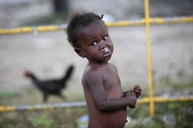 V ulicích hlavního města Haiti jsou děti bez rodičů i domova.